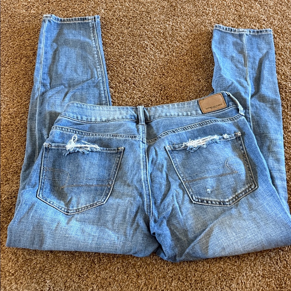 Women’s American Eagle Outfitters Tomgirl blue jeans rips sz 4 Regular - Picture 3 of 3